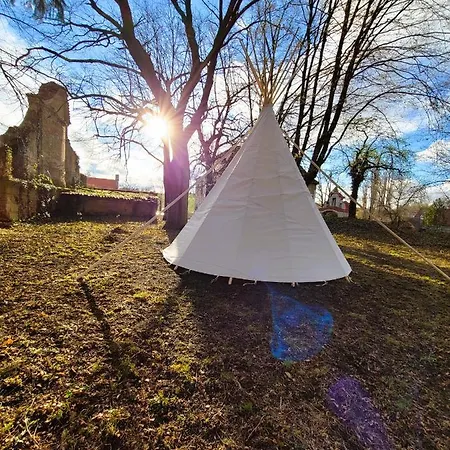 Holiday park Chateau Moravany - Apartmany, Teepee A Wellness Ronov Nad Doubravou