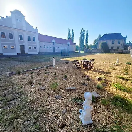 Holiday park Chateau Moravany - Apartmany, Teepee A Wellness *