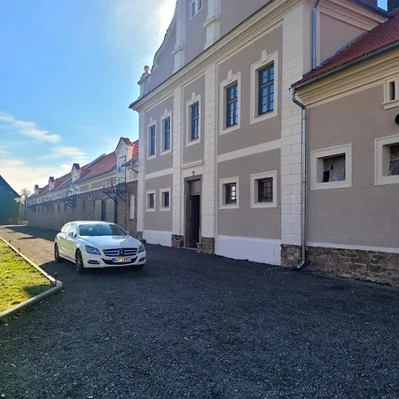 Chateau Moravany - Apartmany, Teepee A Wellness * Ronov Nad Doubravou