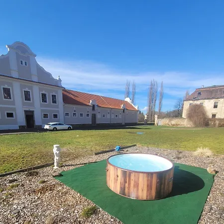 Chateau Moravany - Apartmany, Teepee A Wellness * Ronov Nad Doubravou