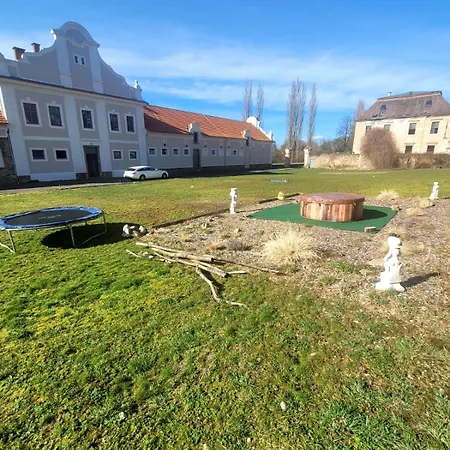 Chateau Moravany - Apartmany, Teepee A Wellness Ronov Nad Doubravou