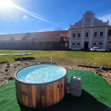 Hotel Chateau Moravany - Apartmany, Teepee A Wellness Ronov Nad Doubravou
